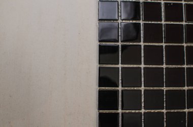 Ev onarım: duvara mozaik çini yükleme. Bir işçi duvar çentikli bir mala kullanarak yapıştırıcı ile kapsar..