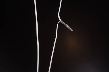 Beyaz arka plan üzerinde electroic bilgisayar teller için güç kaynağı,