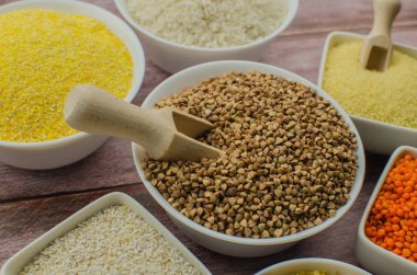 karışım-in çeşitli hububat ürünleri, tahıllar ahşap arka plan üzerinde sağlıklı bir diyet için