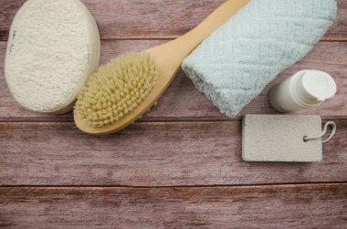 Masa üzerinde yumuşak havlu ve banyo aksesuarları. Boşluk Kopyala