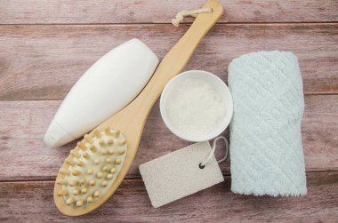 Masa üzerinde yumuşak havlu ve banyo aksesuarları. Boşluk Kopyala