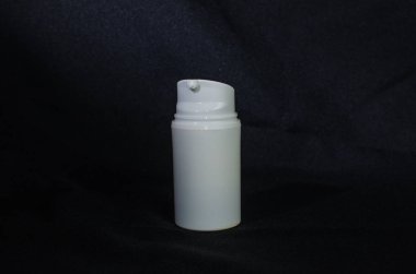 Kadın el üzerinde smear krem. Yüz veya vücut için losyon.