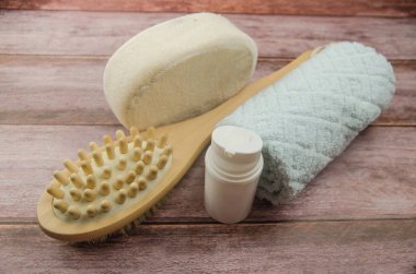 Masa üzerinde yumuşak havlu ve banyo aksesuarları. Boşluk Kopyala