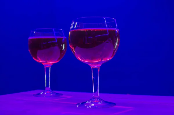 Glasses with alcoholic cocktail for a party at the event — Stock Photo, Image