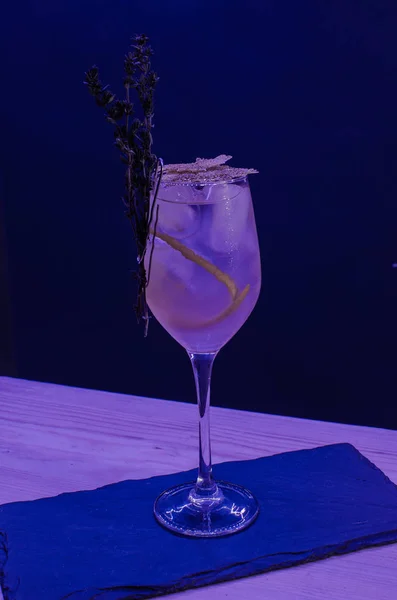 Glasses with alcoholic cocktail for a party at the event — Stock Photo, Image