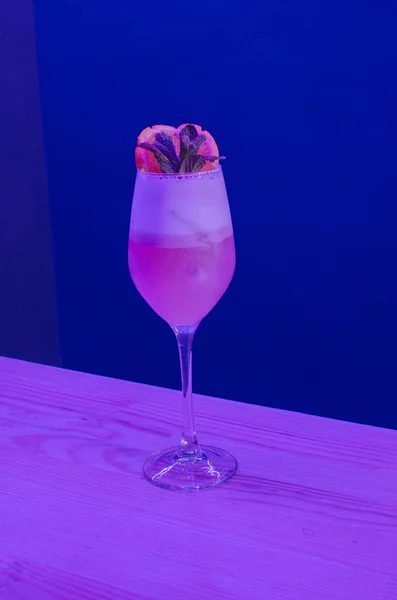 Glasses with alcoholic cocktail for a party at the event — Stock Photo, Image