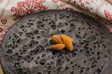 Ev yapımı kek beyaz tabağa dilimlenmiş. Dikdörtgen beyaz tabakta. En sevdiğiniz çikolata tatlı çikolata sevgilisi için. Tatlı ve nemli kakao tadı. Üstten Görünüm.