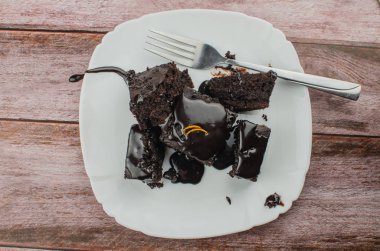 Ev yapımı kek beyaz tabağa dilimlenmiş. Dikdörtgen beyaz tabakta. En sevdiğiniz çikolata tatlı çikolata sevgilisi için. Tatlı ve nemli kakao tadı. Üstten Görünüm.