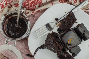 Ev yapımı kek beyaz tabağa dilimlenmiş. Dikdörtgen beyaz tabakta. En sevdiğiniz çikolata tatlı çikolata sevgilisi için. Tatlı ve nemli kakao tadı. Üstten Görünüm.