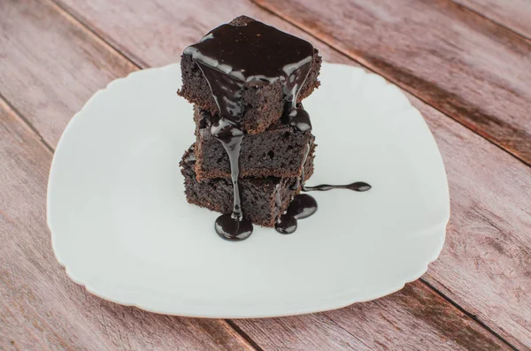 Rebanadas de brownies caseros en plato blanco. Sirve en plato blanco rectángulo. Postre de chocolate favorito para los amantes del chocolate. Dulce y húmedo de sabor a cacao. Vista superior . — Foto de Stock