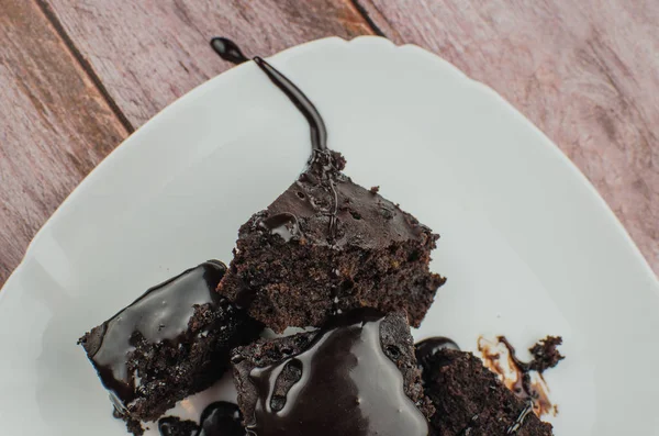 Skivad hembakade brownies på vit platta. Serveras på rektangel vit tallrik. Favorit choklad dessert för chokladälskare. Söt och fuktig av kakao smak. Ovanifrån. — Stockfoto