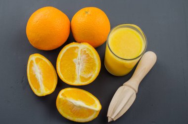 Siyah bir zemin üzerine portakal suyu