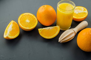 Siyah bir zemin üzerine portakal suyu