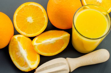 Siyah bir zemin üzerine portakal suyu