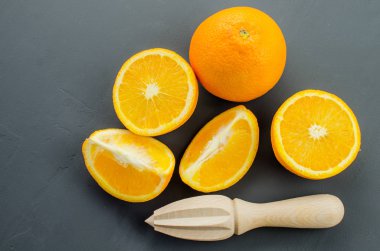 Siyah bir zemin üzerine portakal suyu