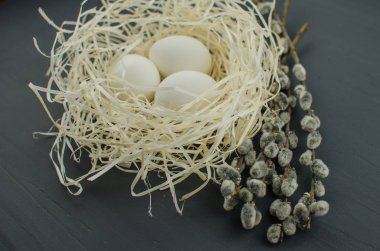 Saman üzerinde üstten görünüm taze yumurta beyazı. Tavuk yumurta yuvada