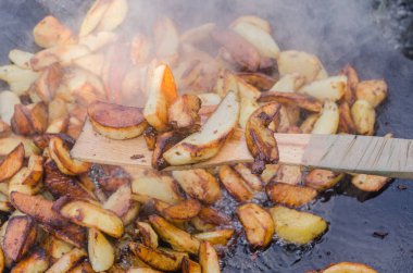 Taze patates büyük restoran kızartma tavada haşlanmış. Piknik sağlıklı gıda büyük metalik tavada pişirme.