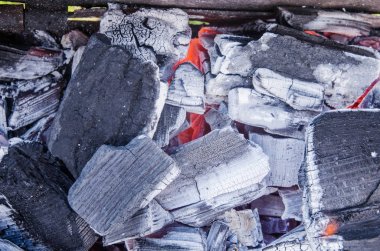 Demirciler demir iş, arka plan için yanan kömürler