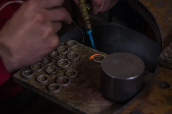 Ambachtelijke sieraden maken met professioneel gereedschap. Macro heeft geschoten. Een handgemaakt juweliersproces, vervaardiging van juwelen. Smeltmetaal — Stockfoto