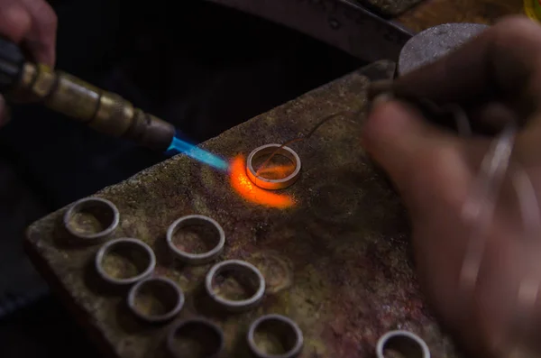 Fabricação de jóias artesanais com ferramentas profissionais. Macro shot. Um processo de joalharia artesanal, fabricação de jóias. Metais fundidos — Fotografia de Stock