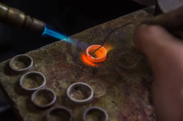 Gioielli artigianali realizzati con strumenti professionali. Macro sparato. Un processo di gioielleria fatto a mano, produzione di gioielli. Metallo di fusione — Foto Stock