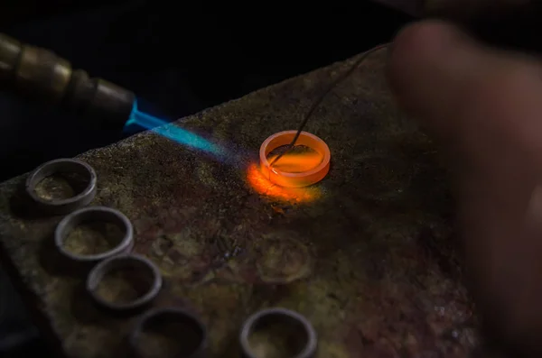 Fabricação de jóias artesanais com ferramentas profissionais. Macro shot. Um processo de joalharia artesanal, fabricação de jóias. Metais fundidos — Fotografia de Stock