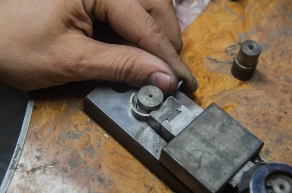 Εργοστάσιο κοσμημάτων και σχεδιασμός. παραγωγή κοσμημάτων των δαχτυλιδιών γάμου — Φωτογραφία Αρχείου