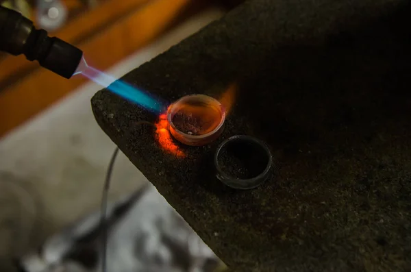 Basteln Sie Schmuck mit professionellen Werkzeugen. Makroschuss. Ein handgefertigter Juwelierprozess, die Herstellung von Schmuck. Metallschmelze — Stockfoto