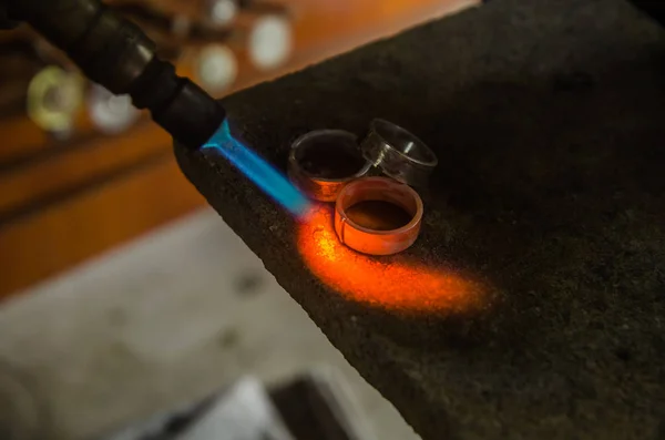 Ambachtelijke sieraden maken met professioneel gereedschap. Macro heeft geschoten. Een handgemaakt juweliersproces, vervaardiging van juwelen. Smeltmetaal — Stockfoto