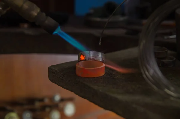 Craft jewelery making with professional tools. Macro shot. A handmade jeweler process, manufacture of jewellery. Melting metal — Stock Photo, Image