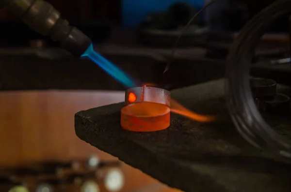 Ambachtelijke sieraden maken met professioneel gereedschap. Macro heeft geschoten. Een handgemaakt juweliersproces, vervaardiging van juwelen. Smeltmetaal — Stockfoto