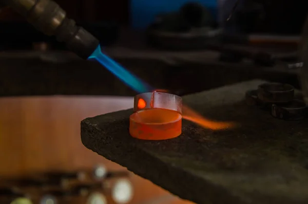 Basteln Sie Schmuck mit professionellen Werkzeugen. Makroschuss. Ein handgefertigter Juwelierprozess, die Herstellung von Schmuck. Metallschmelze — Stockfoto