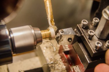 Torna makinesinde silindirik parçaların işlenmesi.