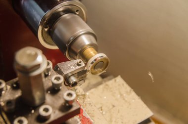 Torna makinesinde silindirik parçaların işlenmesi.