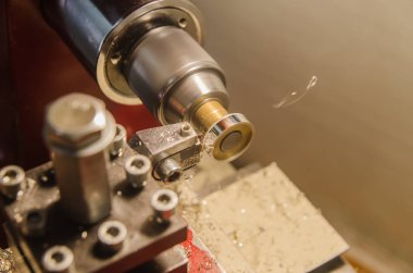 Torna makinesinde silindirik parçaların işlenmesi.