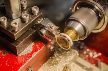 Torna makinesinde silindirik parçaların işlenmesi.