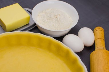 çilek ile pişirme şeklinde quiche tart ve malzemeler pişirme için shortbread hamur. pişirme konsepti