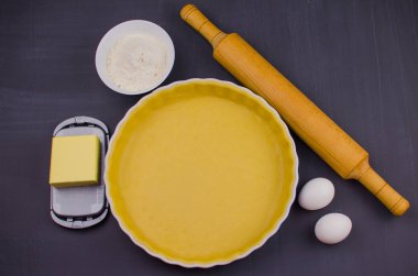 çilek ile pişirme şeklinde quiche tart ve malzemeler pişirme için shortbread hamur. pişirme konsepti