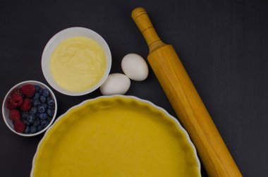 çilek ile pişirme şeklinde quiche tart ve malzemeler pişirme için shortbread hamur. pişirme konsepti