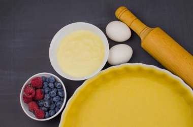 çilek ile pişirme şeklinde quiche tart ve malzemeler pişirme için shortbread hamur. pişirme konsepti
