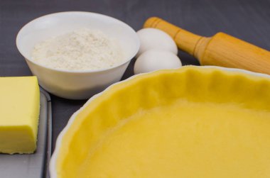 çilek ile pişirme şeklinde quiche tart ve malzemeler pişirme için shortbread hamur. pişirme konsepti