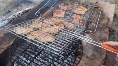 Evden uzakta piknikte pirzola ve et pişirmek.. 