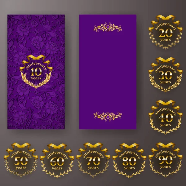 ●記念カードのセット、月桂樹のリース、ナンバー付きの招待状。紫色の背景にジュビリーの装飾的な金のエンブレム. — ストックベクタ