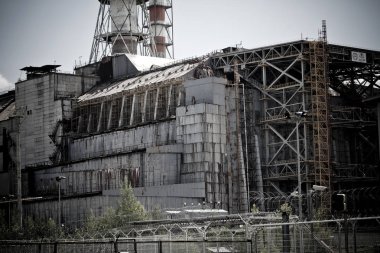 Eski lahit ve hasarlı reaktör 4 numaralı borular. Çernobil nükleer santrali (Ukrayna)