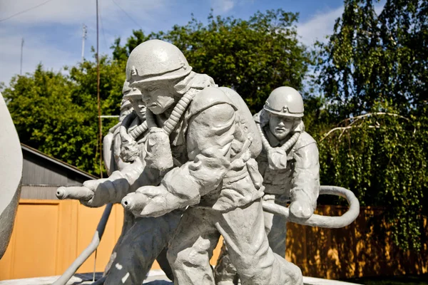 Rzeźba Likwidatorów Strażaków Pierwszy Gaszenia Pożaru Stacji Czarnobylu Kwietnia 1986 Zdjęcie Stockowe