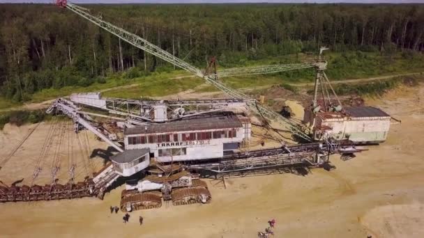 两台老巨人德国阿卜塞策和苏联行走挖掘机在俄罗斯的一个沙坑里工作 莫斯科地区 — 图库视频影像