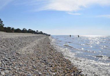 Baikal Gölü 'nün taş plajının güzel manzarası.