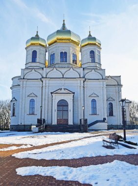 Kazan Ortodoks Katedrali 'nin güzel manzarası. Avluda altın kubbeler ve karlı taş bir kilise.