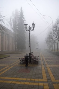  Sabahın erken saatlerinde yayanın, çok renkli, fayanslı caddenin, ışıkların ve dükkanların güzel manzarası.