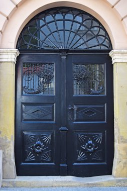Klasik kemerli, siyah kapılı güzel manzara Krakow şehrinde desenler var.